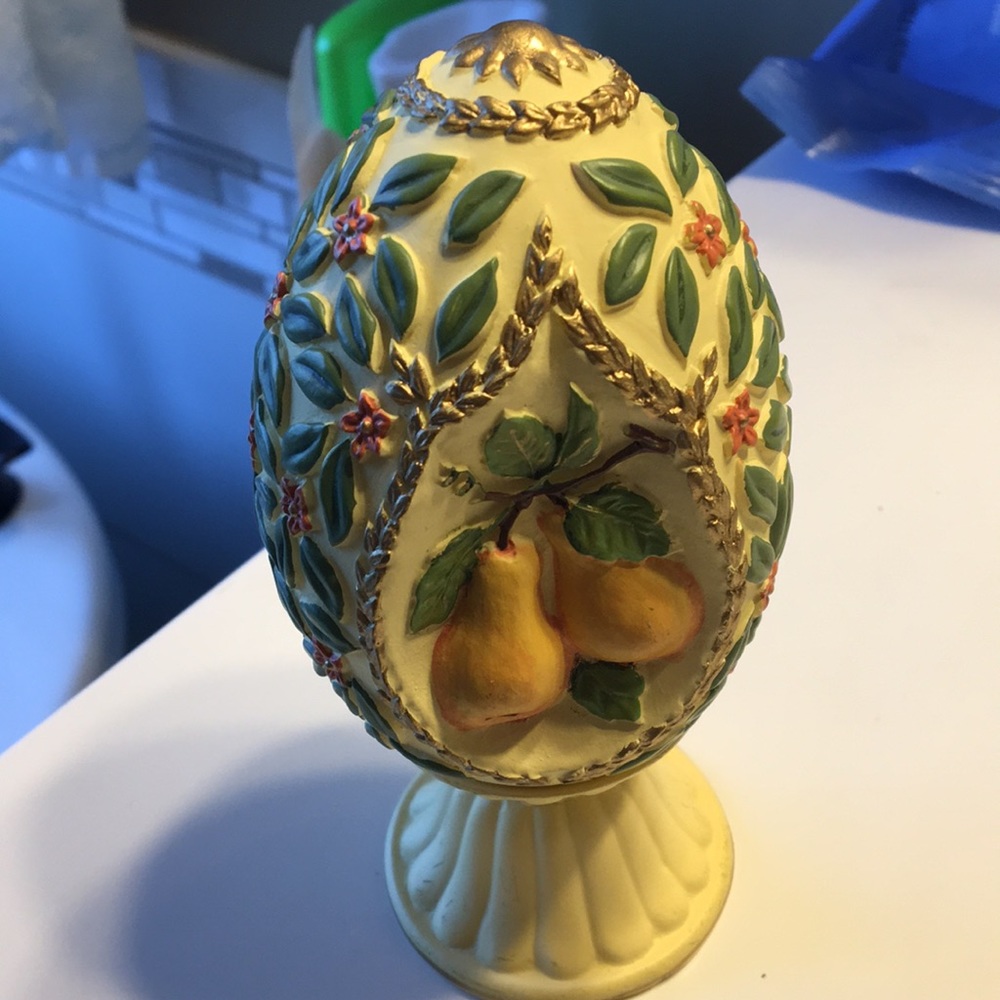 Vintage Avon 1994 Collector Egg